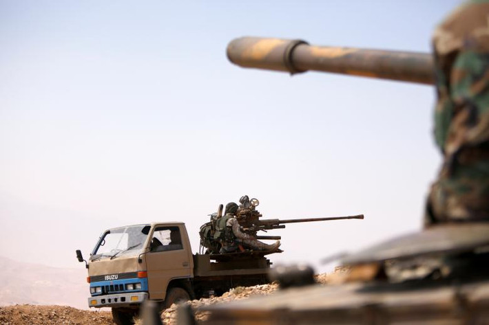 Xe tăng của quân đội Syria và xe quân sự của lực lượng Hezbollah ở Fleita. Ảnh: Reuters.