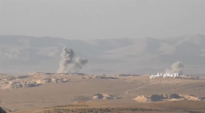 Khói bụi bốc lên từ một địa điểm trên biên giới Lebanon-Syria. Ảnh: Reuters.