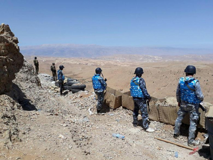 Các binh sĩ quân đội Syria và chiến binh Hezbollah đứng gác ở vùng núi phía tây Qalamoun. Ảnh: Reuters.