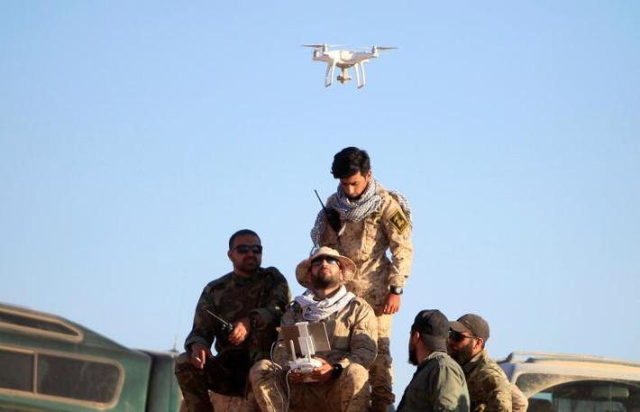 Các chiến binh Hezbollah điều khiển máy bay không người lái trinh sát khu vực Juroud Arsal. Ảnh: Reuters.