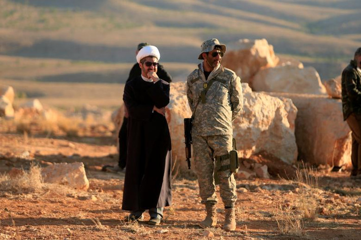 Được biết, phiến quân Syria cùng gia đình của họ và những người tị nạn khác (tổng cộng 10.000 người) đã được chấp thuận đưa bằng xe buýt từ Lebanon tới khu vực do phe nổi dậy kiểm soát ở Syria sau một thỏa thuận ngừng bắn giữa Hezbollah và Mặt trận al-Nusra. Ảnh: Reuters.