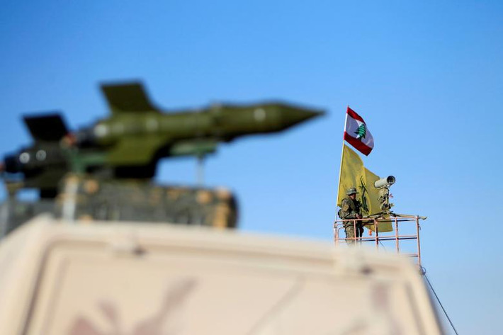 Chiến binh Hezbollah đứng gác trên tháp quan sát ở Juroud Arsal. Ảnh: Reuters.