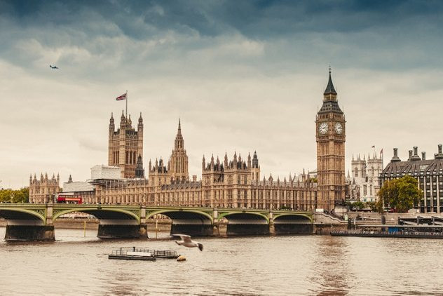 Vào mùa hè năm 1858, cả trung thâm thủ đô London chìm trong mùi hôi thối do chất thải của con người không qua xử lý đổ vào sông Thames. Sự kiện đó còn được gọi là “The Great Stink”. Ảnh: Listverse.