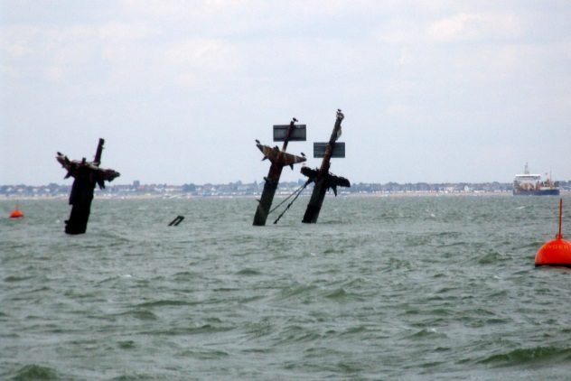 Ở cửa sông Thames, bạn sẽ nhìn thấy xác con tàu Mỹ USS Richard Montgomery dài 134 mét. Được biết, con tàu chở 1.440 tấn bom đạn đã bị "mắc kẹt" ở đây năm 1944. Các chuyên gia không biết liệu con tàu này có phát nổ hay không hoặc khi nào nó sẽ phát nổ. Đây là một trong những sự thật ít biết về thủ đô London. Ảnh: Listverse.