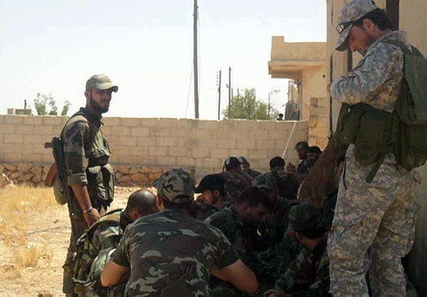 “Lực lượng chính phủ Damascus đã giao tranh ác liệt với tổ chức khủng bố IS và đánh bật chúng ra khỏi đồi Tal Asadi, Tal Jarin, Tal al-Rayahin và khu Baar al-Sabouni, sau đó tiếp tục tiến đánh Baar al-Sawt”, nguồn tin cho hay. Ảnh: FNA.