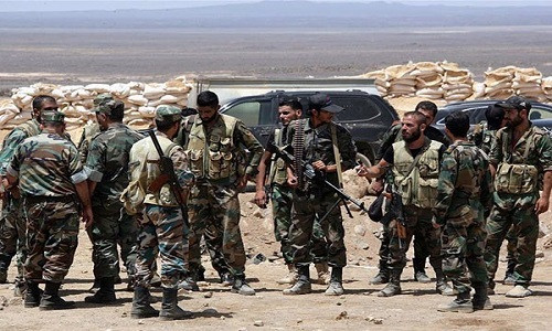 Hãng Fars (Iran) đưa tin, quân đội Syria đã tấn công dữ dội các tuyến phòng thủ của phiến quân IS ở tỉnh Sweida và giành lại quyền kiểm soát hoàn toàn nhiều đỉnh đồi chiến lược. Ảnh: FNA.