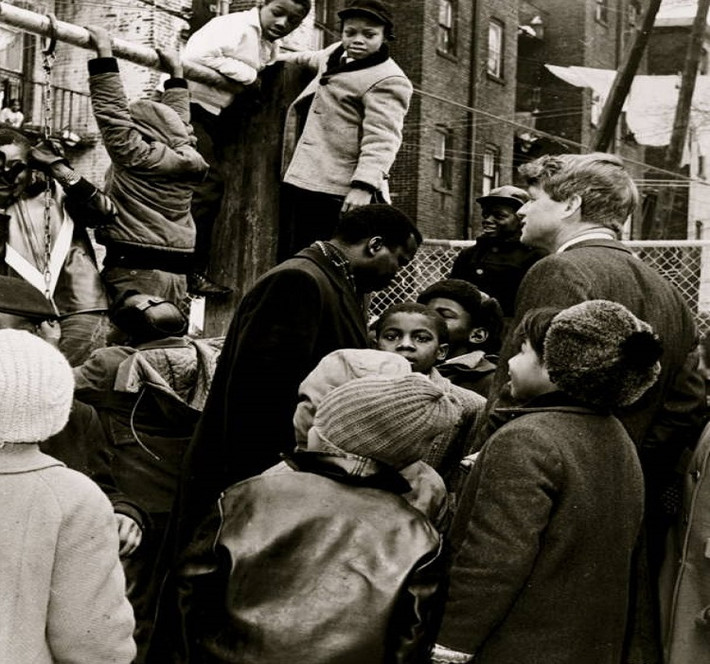 Những đứa trẻ vây quanh Thượng nghị sĩ khi đó Robert F. Kennedy bên ngoài một tòa nhà vào khoảng năm 1966. Ảnh: ATI.