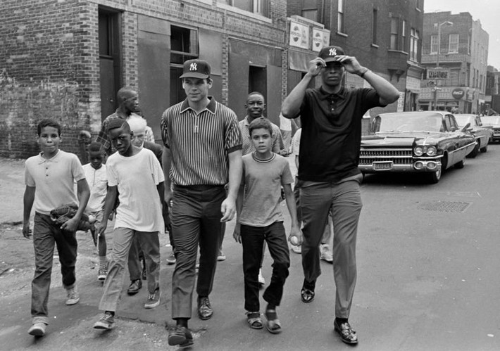 Cầu thủ bóng chày Steve Whitaker và vũ công Bill Robinson thăm các em nhỏ tại khu Bedford-Stuyvesant tháng 7/1967. Ảnh: ATI.