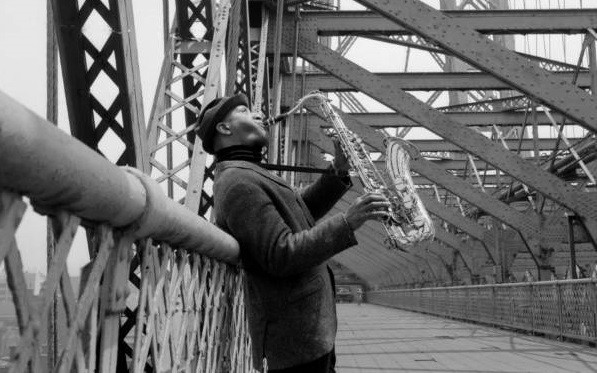 Nhạc sĩ Sonny Rollins chơi kèn saxophone trên cầu Williamsburg tháng 6/1966. Ảnh: ATI.