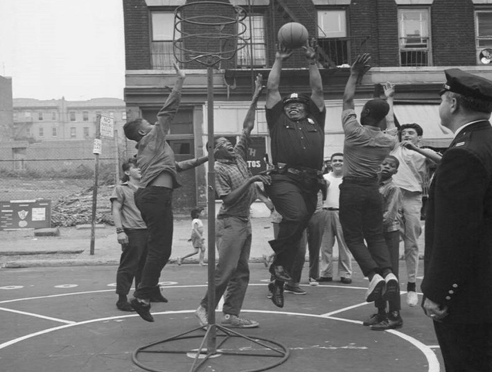 Mọi người chơi bóng rổ ở sân chơi Sterling Place hồi tháng 8/1962. Ảnh: ATI.
