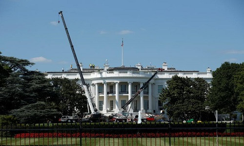 Reuters đưa tin, Mỹ đã bắt đầu tiến hành hoạt động tu sửa Nhà Trắng ở thủ đô Washington. Trong thời gian này, Tổng thống Donald Trump sẽ có chuyến đi nghỉ tới khu biệt thự sân golf của ông tại Bedminster, bang New Jersey.