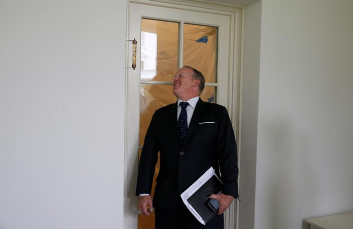 Cựu Thư ký báo chí Sean Spicer nhìn vào chiếc nhiệt kế cũ được đặt bên ngoài cửa sổ của Phòng Bầu dục.