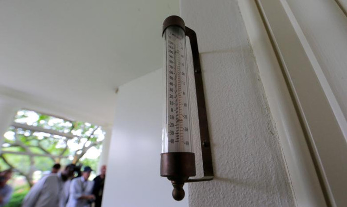 Cận cảnh chiếc nhiệt kế bên ngoài cửa sổ Phòng Bầu dục của Nhà Trắng.