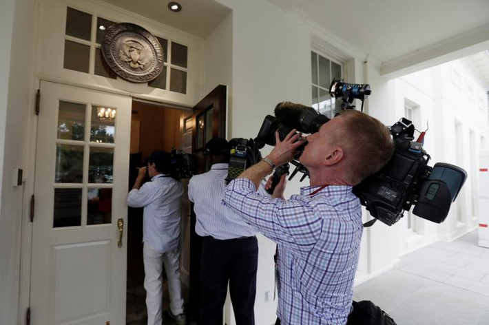 Quay phim Peter Morris của đài CNN đứng quay tại lối vào chính dẫn tới khu Cánh Tây. (Nguồn ảnh: Reuters)