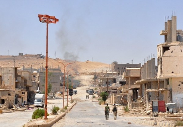 Trong khi đó, các đơn vị pháo binh, tên lửa và không quân Syria tấn công dồn dập căn cứ của khủng bố IS ở sa mạc gần al-Sukhnah. Ảnh: FNA.