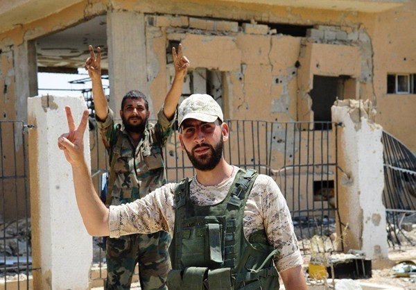 Một binh sĩ Syria giơ tay biểu tượng chiến thắng tại thị trấn al-Sukhnah. Ảnh: FNA.