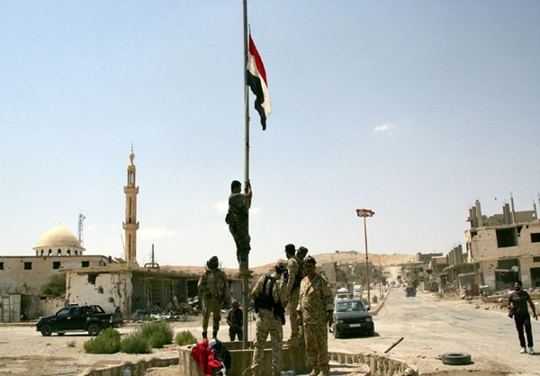 Lá cờ Syria tung bay tại thị trấn al-Sukhnah. Ảnh: FNA.