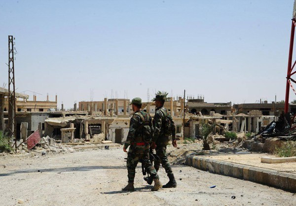 Các binh sĩ Syria tuần tra tại thị trấn al-Sukhnah. Ảnh: FNA.