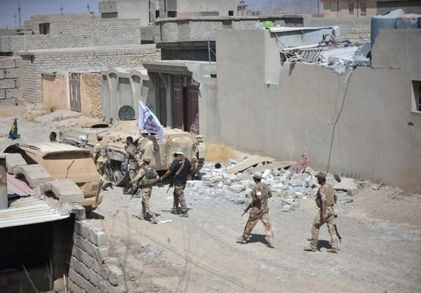 Trước đó, ngày 22/8, quân đội Iraq và lực lượng tình nguyện Hashd al-Shaabi tấn công nhóm IS từ hai phía và giành quyền kiểm soát tuyến đường chiến lược nối thành phố Mosul và Tal Afar. Ảnh: FNA.