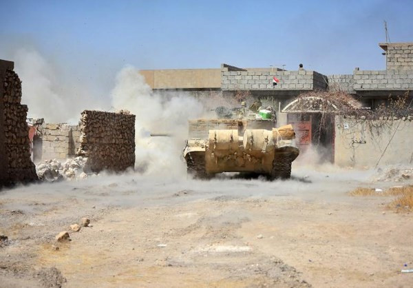“Sau nhiều giờ giao tranh ác liệt với phiến quân IS, binh sĩ Iraq và lực lượng Hashd al-Shaabi đã đánh bật các phần tử khủng bố ra khỏi ngôi làng Toumi và Majarin, phía đông thành phố Tal Afar”, nguồn tin cho hay. Ảnh: FNA.