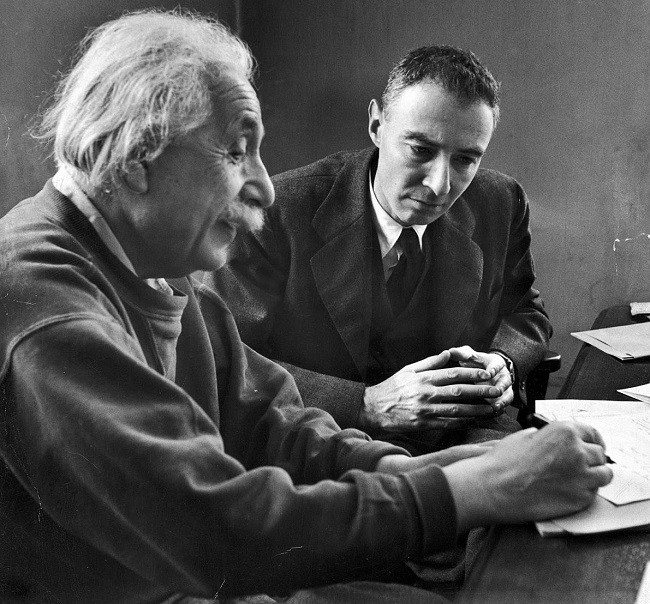 Einstein nói với Robert Oppenheimer về những nỗ lực mới nhất của ông nhằm giải thích vấn đề không gian. Ảnh: VT.