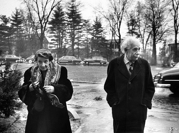 Nhà thiên tài vật lý Einstein và bà Valentine Bargmann ở Princeton, New Jersey, ngày 14/3/1953. Ảnh: VT.
