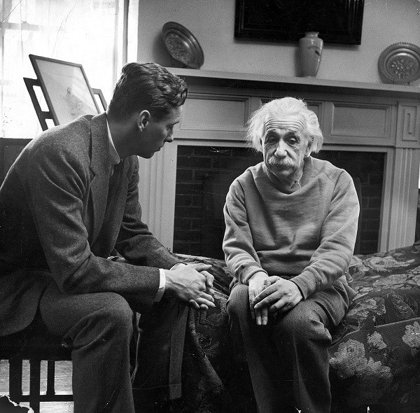 Albert Einstein thảo luận với Cord Meyer Jr., Chủ tịch của tổ chức Liên bang thế giới thống nhất, về thái độ của nước Nga đối với “chính phủ thế giới”. Ảnh: VT.