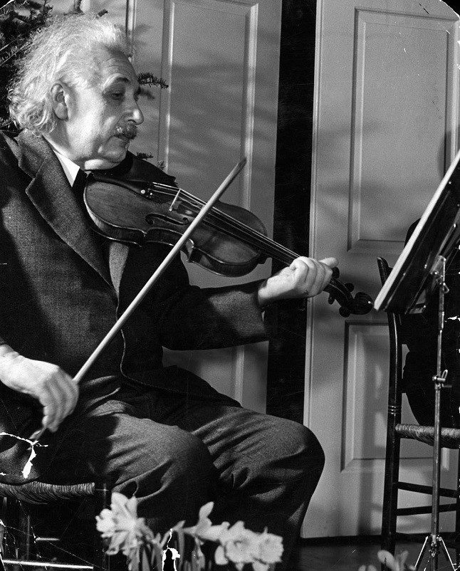 Thiên tài Albert Einstein chơi cây đàn violin yêu thích của ông năm 1941. Ảnh: VT.