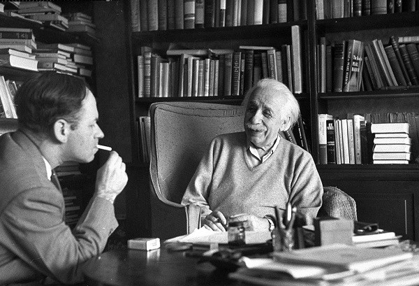 Albert Einstein trò chuyện với Valentine Bargmann trong nhà của ông ở Princeton ngày 14/3/1953. Ảnh: VT.