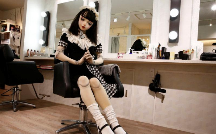 “Búp bê sống” Lulu ngồi trong phòng hóa trang. Ảnh: Reuters.