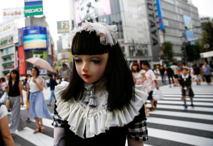 Lulu Hashimoto đi bộ trên đường phố ở Tokyo ngày 23/8. Ảnh: Reuters.