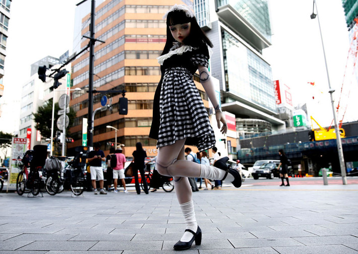Búp bê sống Lulu Hashimoto chụp ảnh trên một con phố ở Tokyo hôm 23/8. Ảnh: Reuters.