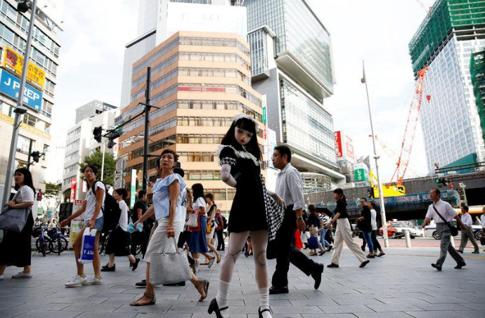 Người mẫu búp bê "tạo dáng" trên đường phố ở Tokyo, Nhật Bản. Ảnh: Reuters.