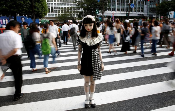 "Búp bê sống" Lulu đứng giữa con đường đông đúc ở Tokyo. Ảnh: Reuters.