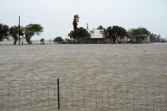 Biển nước mênh mông tại thành phố Port Lavaca, bang Texas. Ảnh: Reuters.