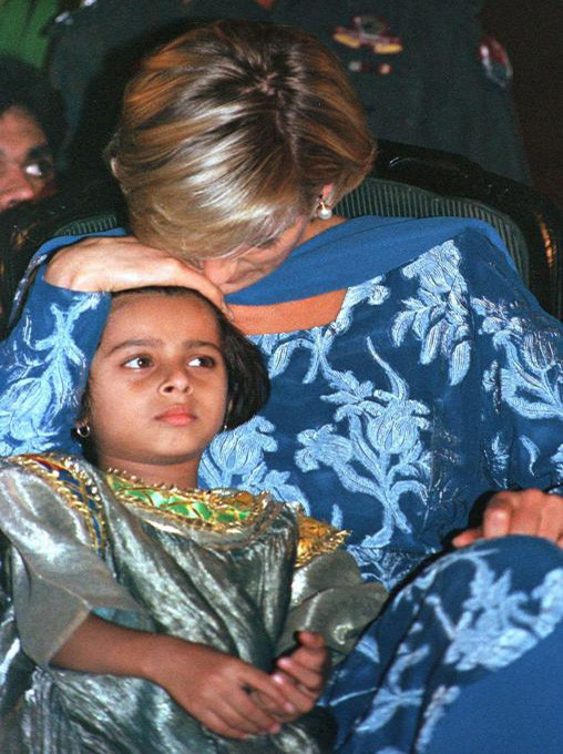 Công nương Diana an ủi bé Iqra Asif, em gái của bệnh nhân ung thư Khurram Zia (14 tuổi), tại Bệnh viện Shaukat Khanum ở Lahore, Pakistan, ngày 23/5/1997. Ảnh: Reuters.