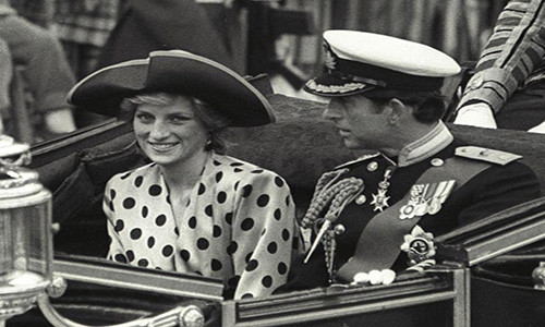 Công nương Diana cười tươi khi ngồi trên xe cùng Thái tử Charles trên đường từ Cung điện Buckingham tới Tu viện Westminster ở London ngày 23/7/1986. Ảnh: Reuters.