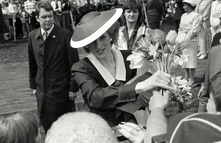 Công nương Diana được mọi người tặng hoa ở Kelowna, Canada, ngày 3/5/1986. Ảnh: Reuters.