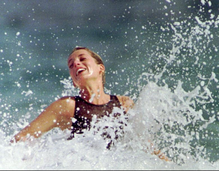 Công nương Diana thích thú tắm biển ở đảo St Kitts ngày 4/1/1993. Ảnh: Reuters.