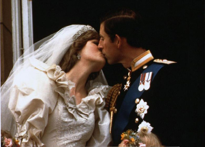 Công nương Diana và Thái tử Charles trao nhau nụ hôn trong ngày cưới 29/7/1981. Ảnh: Reuters.