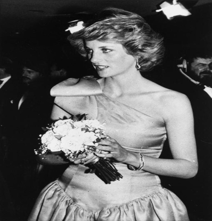 Công nương Diana xinh đẹp đi dự buổi ra mắt phim ở thủ đô London ngày 18/3/1985. Ảnh: Reuters.