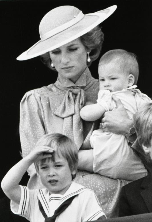 Công nương Diana cùng hai con trai, Hoàng tử William và Hoàng tử Harry, đứng ở ban công của Cung điện Buckingham ngày 15/6/1985. Ảnh: Reuters.