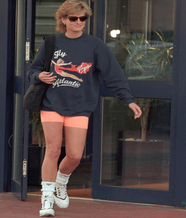 Công nương Diana rời khỏi phòng tập gym ở London sáng ngày 20/11/1995. Ảnh: Reuters.
