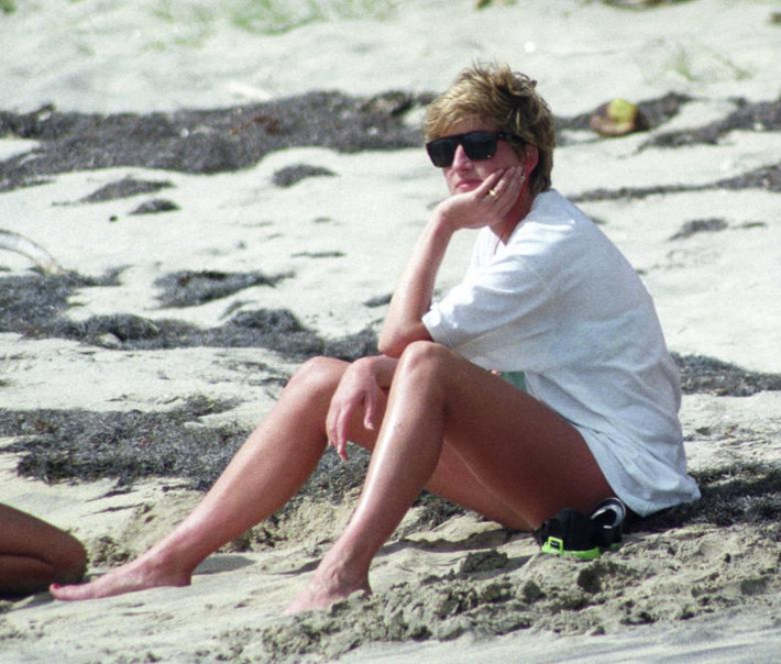 Công nương Diana ngồi nghỉ trên bãi cát ở đảo Nevis ngày 4/1/1993. Ảnh: Reuters.