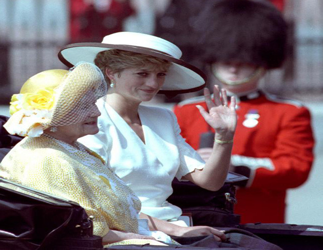 Công nương Diana ngồi cạnh Nữ hoàng Elizabeth (Queen Mother) ở London ngày 13/6/1992. Ảnh: Reuters.
