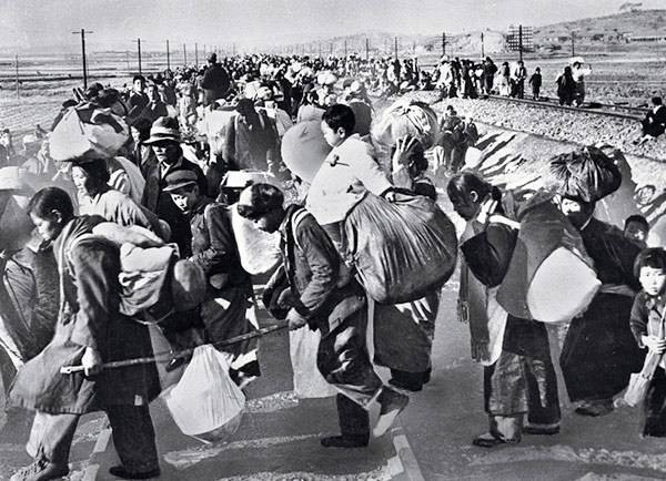 Người dân chạy loạn khi cuộc chiến diễn ra ác liệt vào giữa năm 1950. Ảnh: ATI.