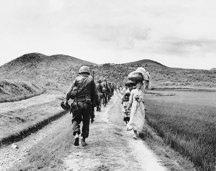 Bức ảnh chụp hồi tháng 8/1950 cho thấy, những người dân Hàn Quốc kéo nhau sơ tán. Ảnh: ATI.
