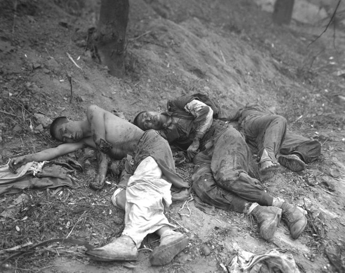 Những người dân Triều Tiên bị thương chờ được chữa trị ngày 15/9/1950. Ảnh: ATI.