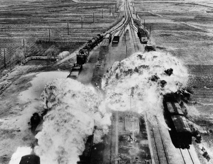 Lực lượng Mỹ tấn công các đoàn tàu ở phía nam Wonsan năm 1950. Ảnh: ATI.