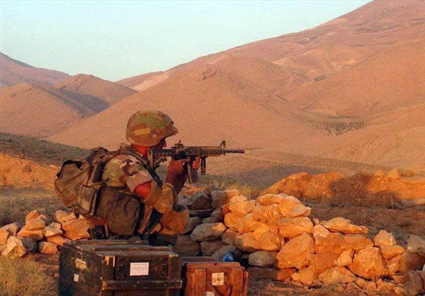 “Được sự yểm trợ của các đơn vị pháo binh và tên lửa, lực lượng chính phủ Damascus và phong trào Hezbollah đã tấn công tuyến phòng thủ của phiến quân IS từ hướng Bắc, Đông và Nam dọc biên giới với Lebanon”, nguồn tin nói thêm. Ảnh: FNA.